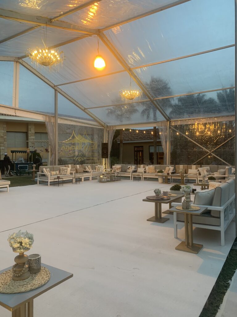 خيمة متنقلة شفافة